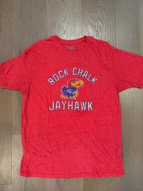 Champion Kansas
Jayhawks Rock Chalk KU
Graphic T-Shirt Red XL EUC